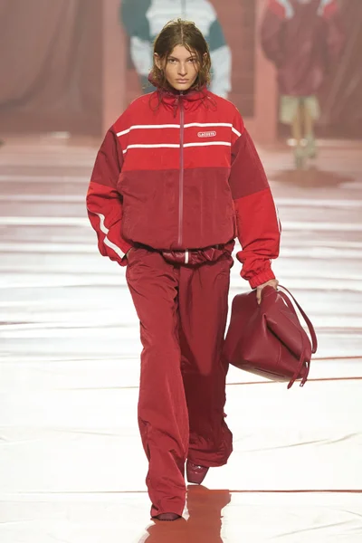 Look 16